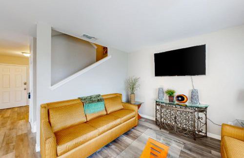 Cozy Spacious Home with Private Backyard and Patio, near shopping - Foto 4