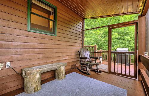 Peak-a-Blue Cabin - Watch Movies from Hot Tub, Mountain View, Bigfoot Bunker Game Room, Fire Pit, Oversized Deck, Screened-in Porch - Foto 11