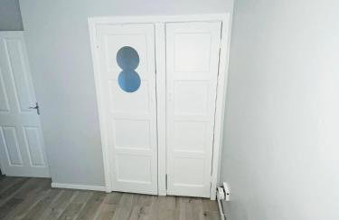 Bright, Spacious, modern Interior Decor 2 bedrooms Apartment with amazing views - Photo 33