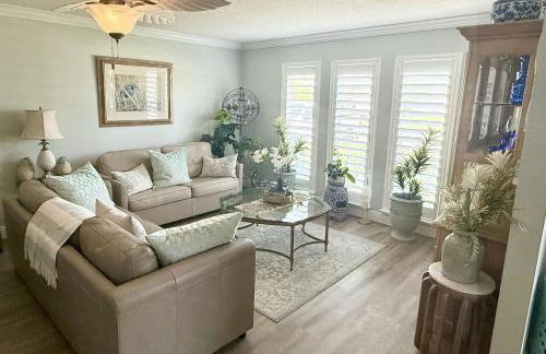 Waterfront Oasis with Private Heated Pool & Dock - Foto 6