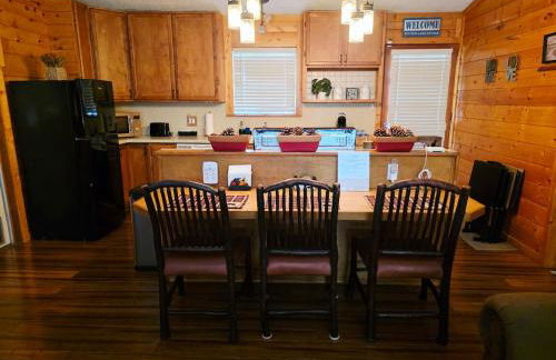 Bear Escapes II Affordable Luxury Cabin - Foto 19