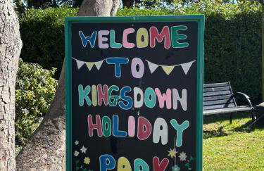 Kingsdowns Top Family Chalet, stunning and cosy interiors, indoor heated pool, mini golf, tennis court, BBQ and beach! - Foto 31