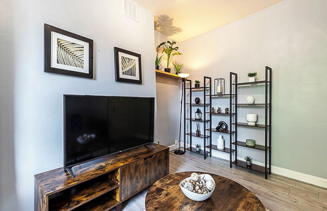 Stylish City Retreat - Photo 22