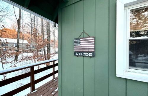 Lakefront with Lots of Light and Private Dock Access - Foto 6