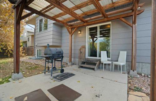 4BR w Fireplace Backyard BBQ near Peterson AFB - Foto 6