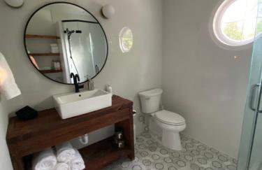 Relax in an upscale, renovated gem - Foto 26