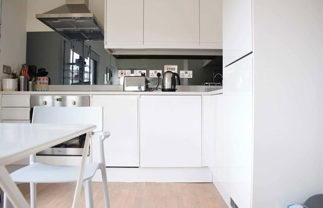 Bright 1 Bedroom Flat in North London With Balcony - Photo 3