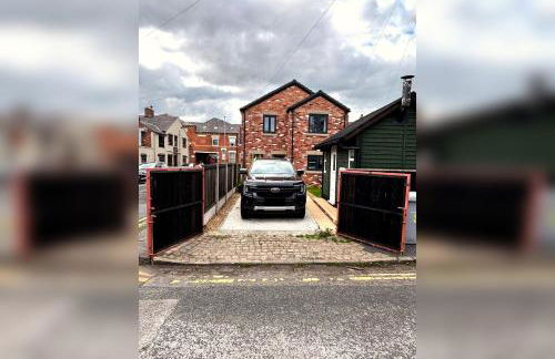 2 Bedroom House - Private Parking - Central - Photo 5