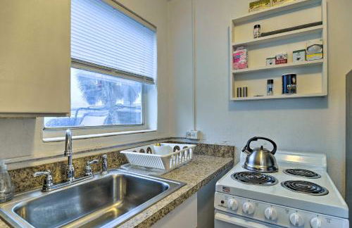 Sun-Soaked Coastal Hideaway - Steps to Beach! - Foto 9