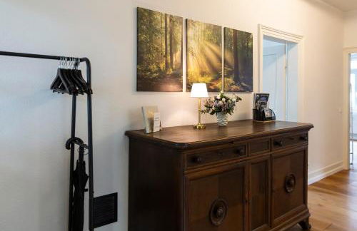 Charaktervolle 122qm Altbau-Ferienwohnung mit Stuck, viel Platz für Familien & Gruppen bis zu 8 Personen, Parkplatz inklusive - Photo 11