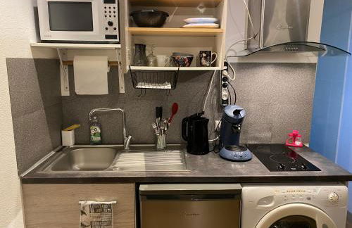 Nancy, Magnifique studio totalement climatisé, meublé, salle de bains et wc séparés, parking privé, cuisine équipée, WIFI - Foto 3