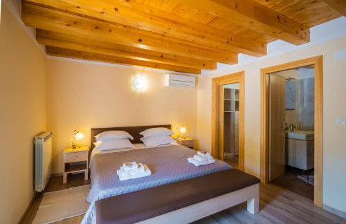 LUXURY VILLA ON SPACIOUS PRIVATE PROPERTY - Photo 39