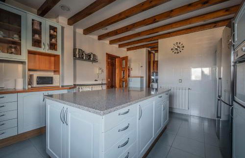 Mansión con Jacuzzi a 40 grados, gran piscina y Pádel - Photo 15