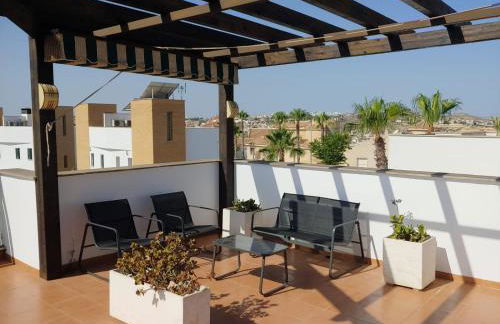 Three-bedroom holiday villa with magnificent pool next to the sea and golf courses - Photo 23