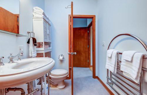 Riverside retreat with stunning views, historic charm - Coastal adventure awaits - Foto 27