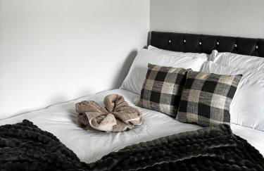 Comfortable 3BR Home, Guests 7, Fast Wi-Fi, & Nearby Pubs - Foto 6