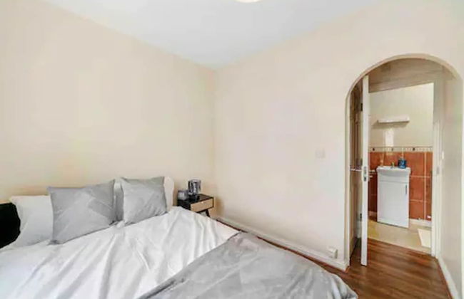 4 bed Townhouse- Free Parking - Photo 4