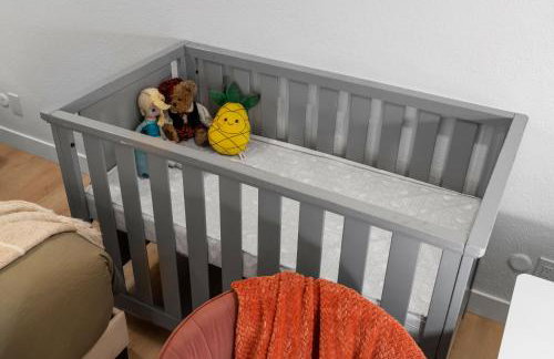 Entire Private Home with 4 Bedrooms 3 Bathrooms, Big Yard, View, , King Bed, 10 Parking, Available Now - Foto 66