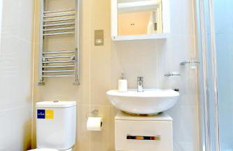 Hendon Escape Luxury Apartment with En-suite Bath - Photo 9