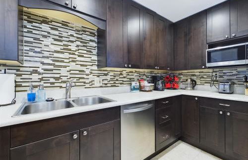 Updated Duplex with Mountain & Filtered Water View - Foto 37