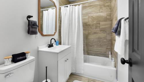 Retro Glam: Colorful Mid-Century Haven Apt 2 - Foto 4