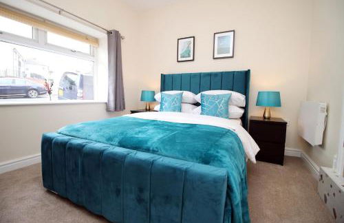 LUXURY 4 Bedroom 4 Ensuite Home in Penarth (Pool Table Games Room & BBQ Garden) with Sea Views - Photo 10