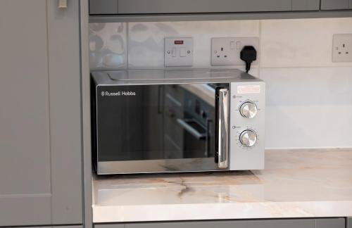 Spacious 4BR Home Walk to Station Parking - Pass the Keys - Foto 16