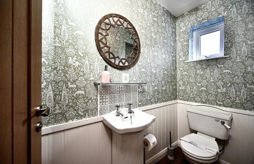 Luxury 5-Bed Country House with Hot Tub, Views & Games Room, Sleeps 12 - Kent Downs - Foto 49