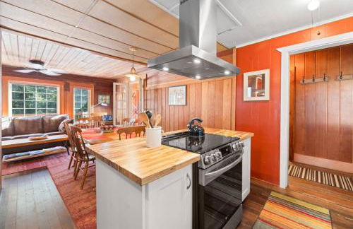 Historic Oceanside Cabin with Peek-a-boo views dog friendly - Foto 28