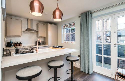 3BR Georgian Quarter Coach Houses - Private Parking - Foto 28