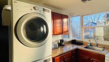 3BR 1BA Near Train Station Monthly Deal - Foto 1