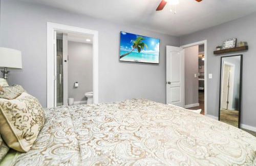 Sunlit Renovated Home, BBQ, Porch & Trails Nearby - Photo 16