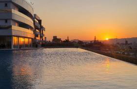 Piscinas de borda infinita e piscina interna aquecida com vistas deslumbrantes para o mar dos Ingleses, a 50 metros de altura - Foto 77