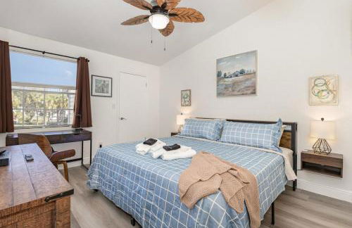 Pondview Modern Farmhouse Condo Half Mile to Beach - Foto 13