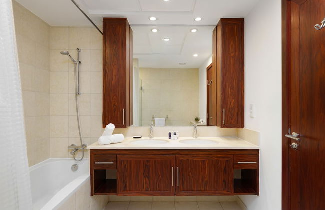 Maison Privee - Exclusive Apt w/ Direct Burj Khalifa Views - Photo 19