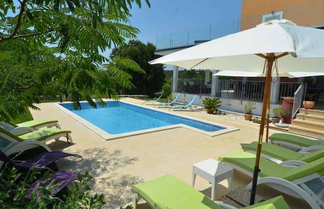 Exquisite Secluded Villa With Pool - Photo 23