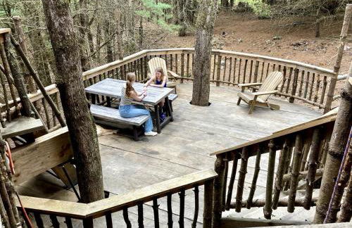 Eco-Friendly, Abstract Treehouse Surrounded by Wildlife and Hiking Trails For a Special Getaway in Sparrow Bush, New York - Foto 16