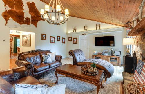 Deck and Game Room! Lakefront Blue Ridge Mtn Gem - Foto 5