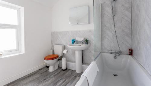 3 Bed House - Sleeps 6 - Parking - Wifi - Foto 4, towels, Shower