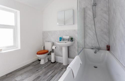 3 Bed House - Sleeps 6 - Parking - Wifi - Foto 4