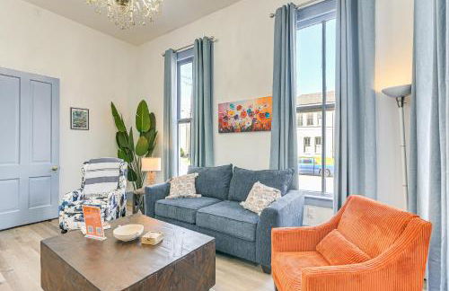 Walk to The Strand Historic Family Base with Yard! - Foto 13