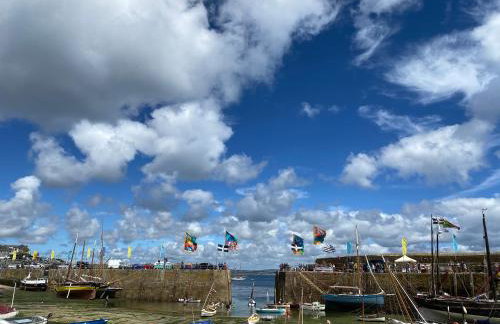 The Old Gallery - Charming Coastal Escape For Two - Photo 8