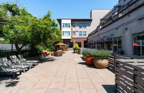 Chic 2BR • King Beds • Huge Patio • 95 Walk Score! - Foto 57