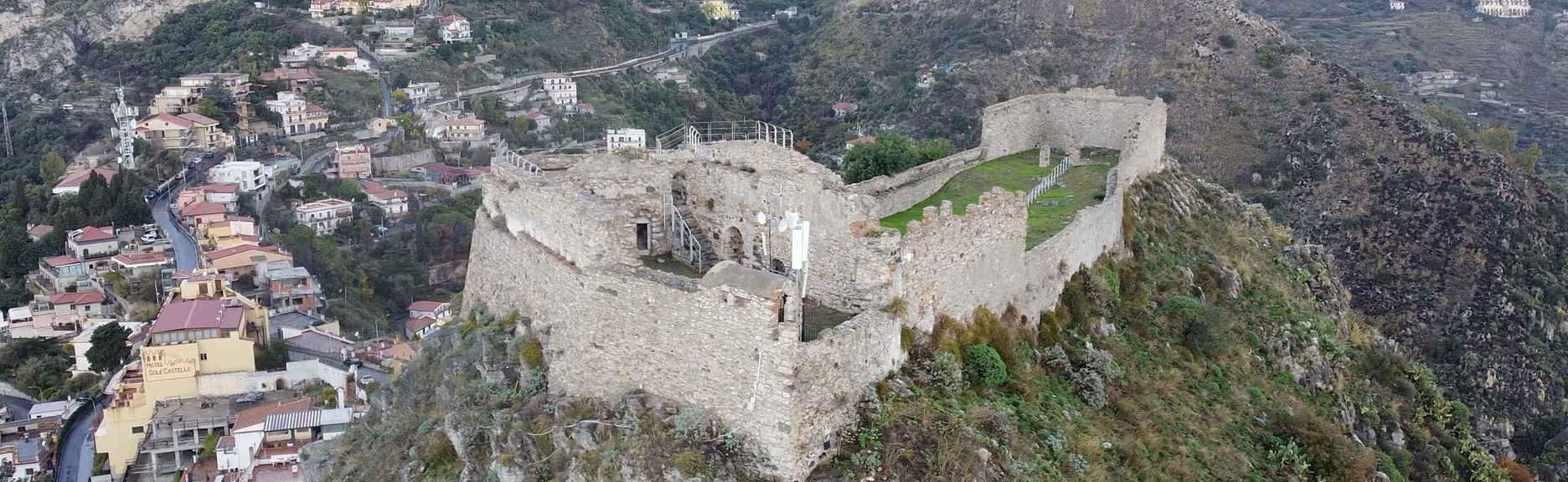 Ingresso do castelo de Taormina com audioguia