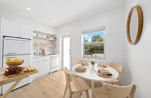 M Lake Worth Beach - Modern Villas Near West Palm Beach, Chic Retro Vibes, King Bed, Cozy Backyard, BBQ, Workspace, High-Speed Internet, Free Parking, 5 Minutes to Downtown & Beach - Foto 68