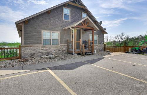 Lavish Retreat with Decks, Steps to Table Rock Lake! - Foto 38