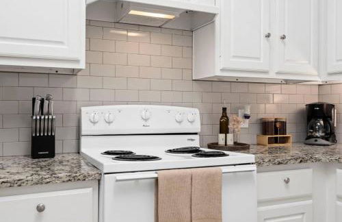 Near Texas A&M, Spacious Living Room, 4 Queen Beds - Foto 7