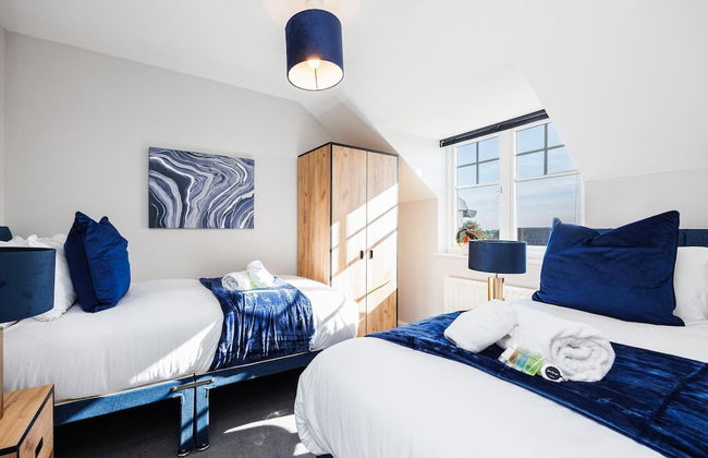 Large 4 Bed Townhouse in Uxbridge Sleeps 9 - Foto 2