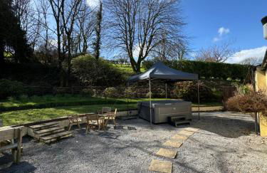 Cowslip Cottage Serenity with Jacuzzi - Photo 4