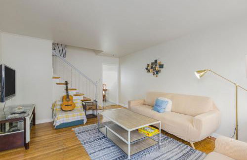 3 Bedroom 2 Bathroom House, Walkable to BART, Free Parking, Views - Foto 3